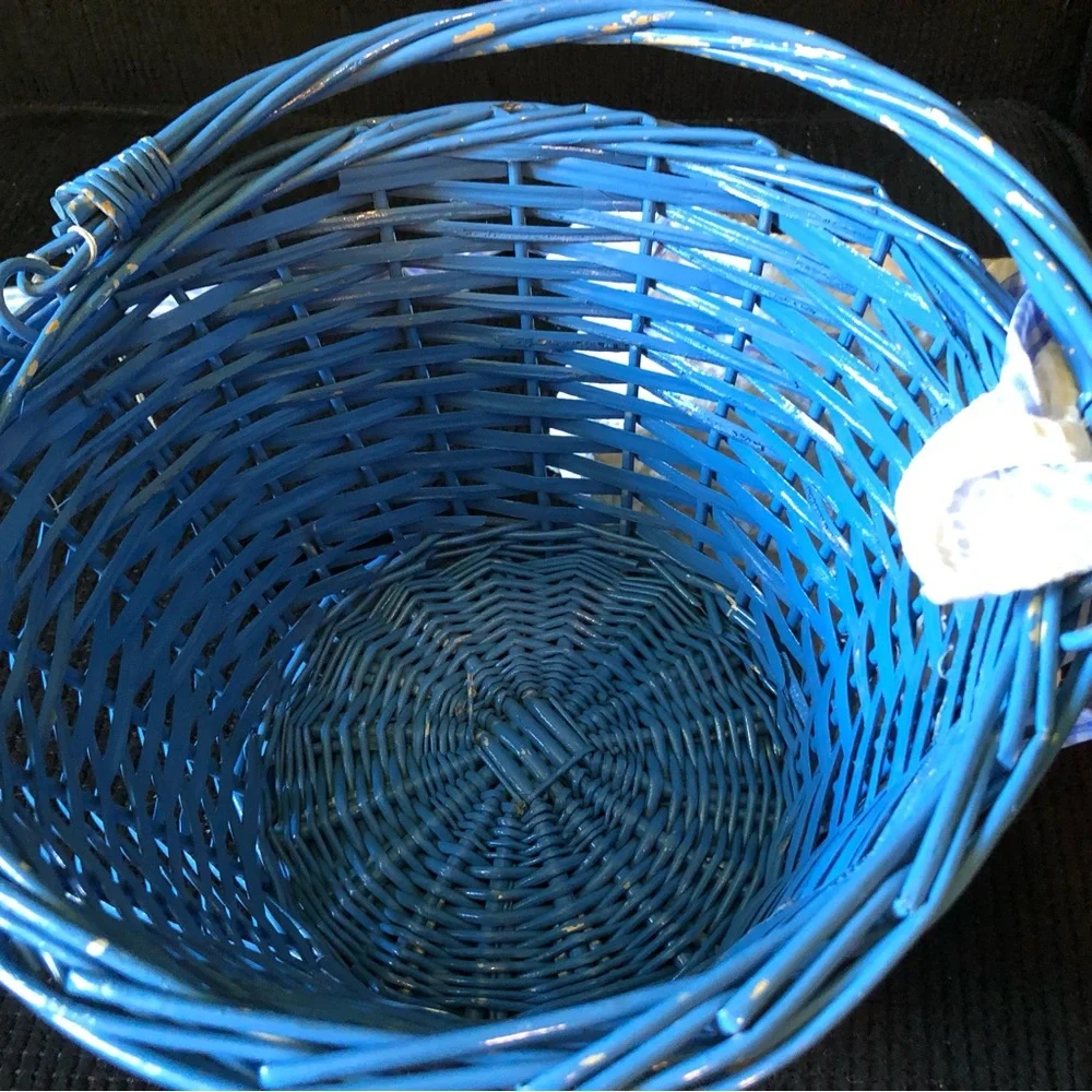 10936 VINTAGE Blue Wicker Basket With White Basket Liner Gingham Bows